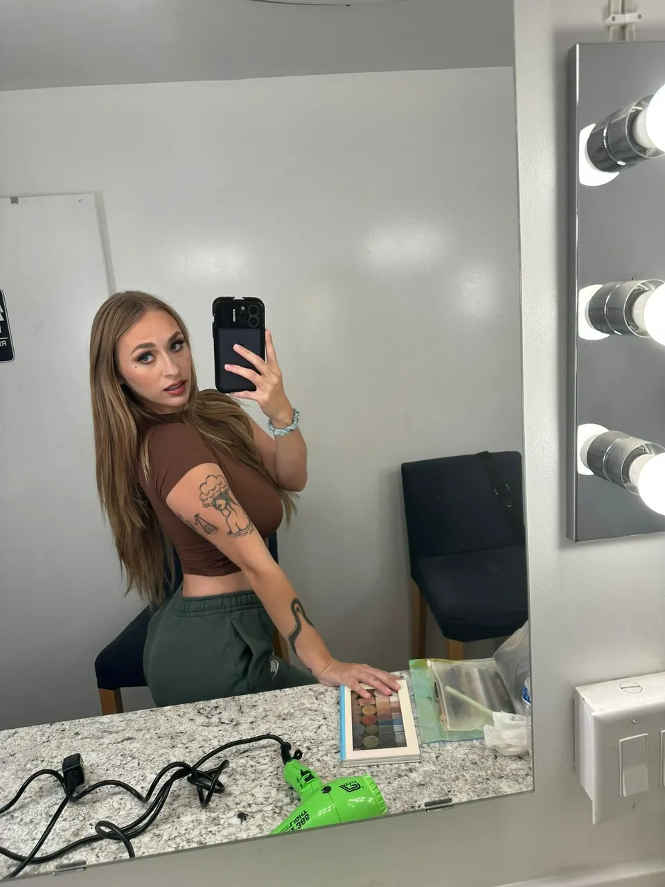 Escorts Oakville, Ontario Hailey