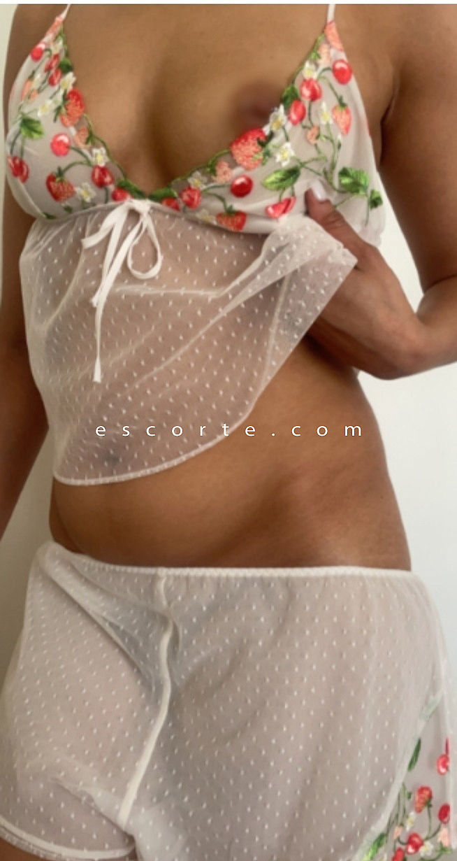 Escorts Lyon, France Sanaa deplacement