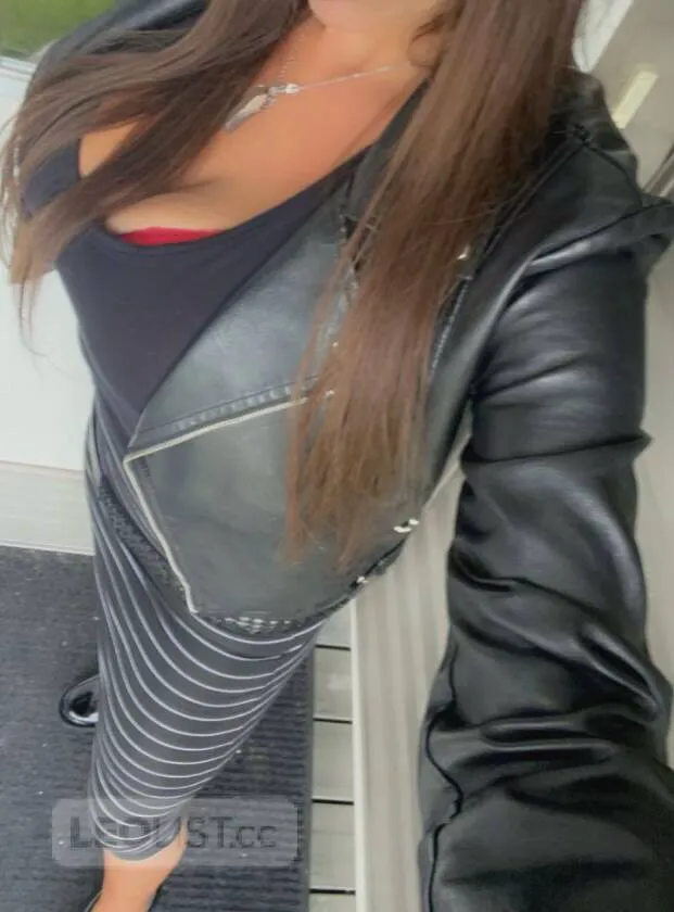 Escorts Red Deer, Alberta Let’s play. I aim to please. Tight kitty