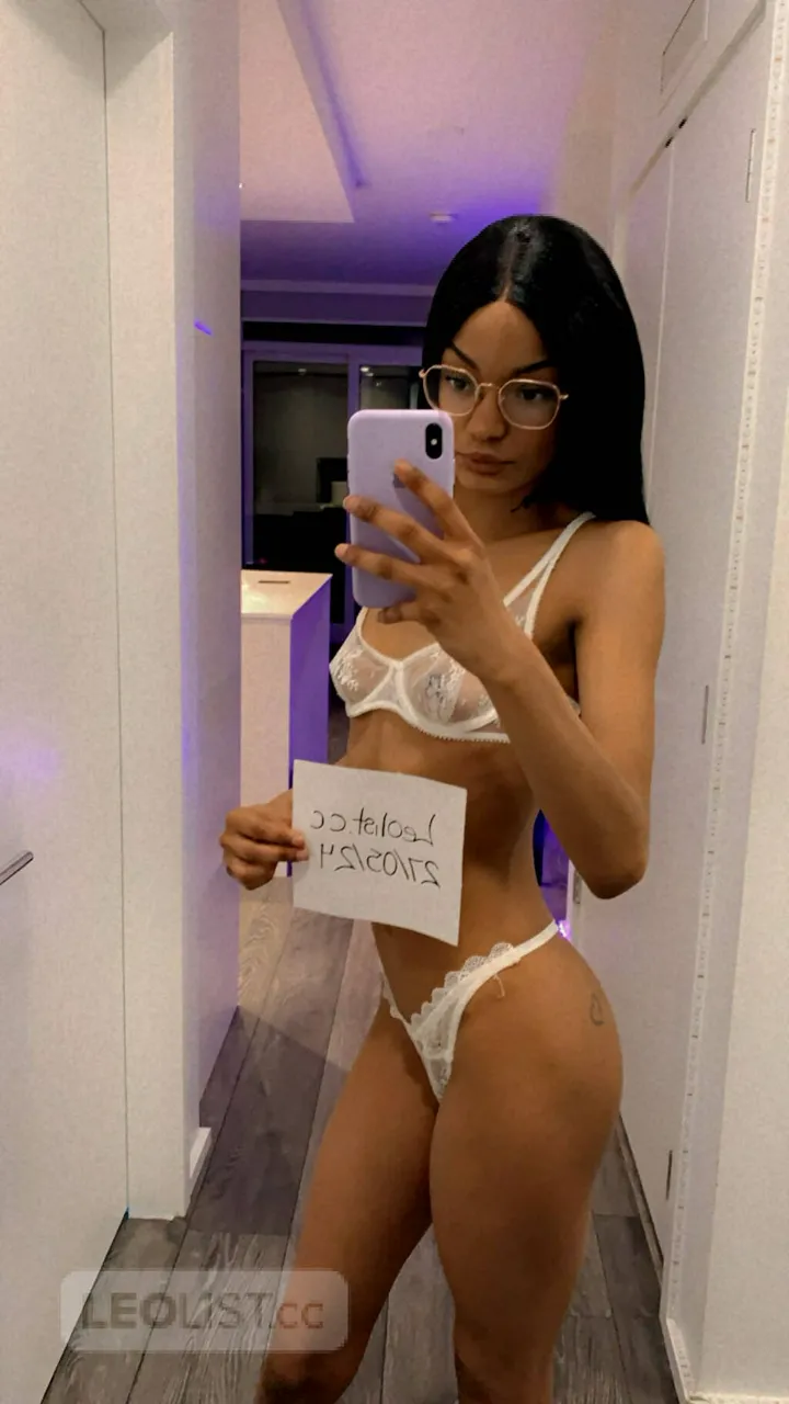 Escorts Montreal, Quebec Petite skinny lightskin