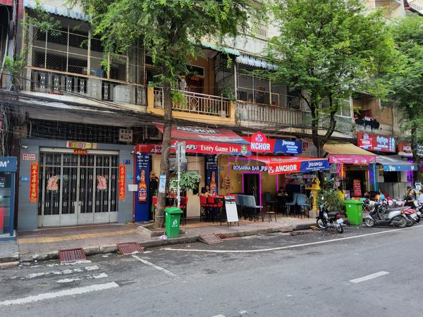 Beer Bar / Go-Go Bar Phnom Penh, Cambodia Lucky Girl