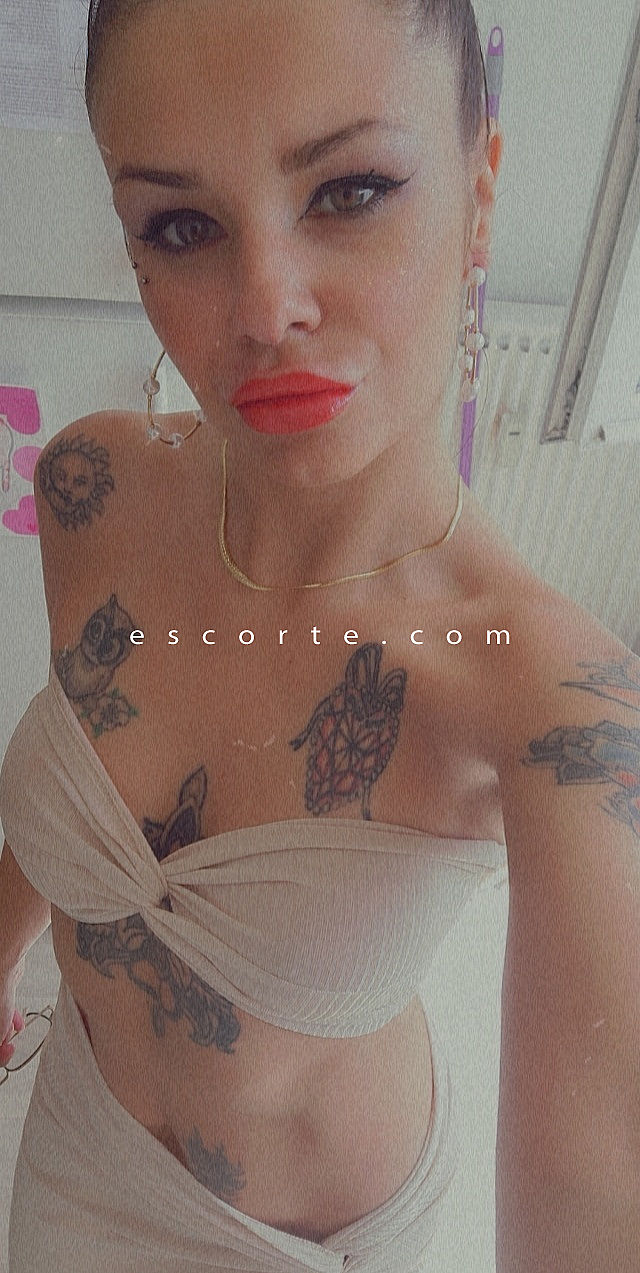 Escorts La Celle-Saint-Cloud, France Abi