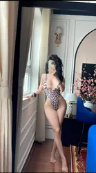Escorts Abu Dhabi, United Arab Emirates Linh EvA
