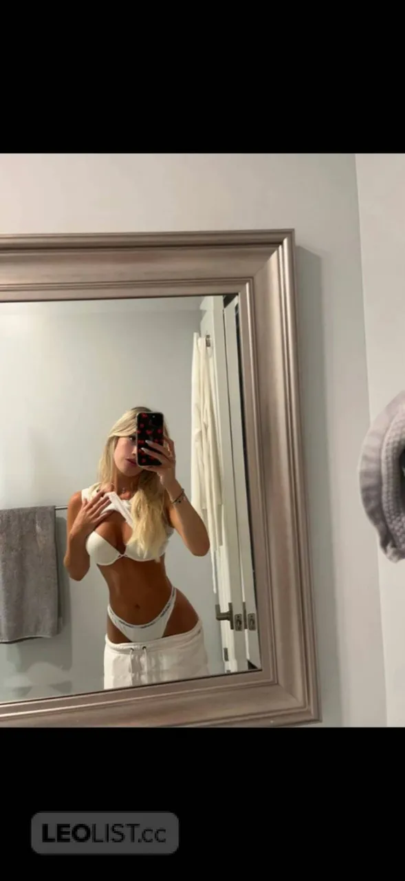 Escorts Vaughan, Ontario Busty Petite Blonde Snow Bunny